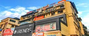 um edifício com um monte de sinais em cima dele em Hotel Vashi Inn em Navi Mumbai