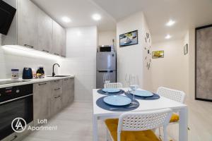 Ett kök eller pentry på Loft Apartment/30A Lunnaya
