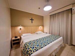 Giường trong phòng chung tại Hotel Rainha dos Apóstolos