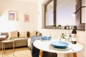 sala de estar con mesa blanca y sofá en Modernes Apartment, Stadtnah, Stellplatz, nähe Mosel en Coblenza