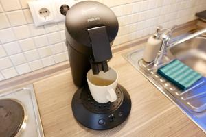 コブレンツにあるModernes Apartment, Stadtnah, Stellplatz, nähe Moselのコーヒーメーカー(カウンター内)