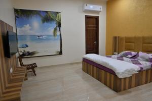 Schlafzimmer mit einem Bett und einem Flachbild-TV in der Unterkunft Ideal Home stay in Amritsar