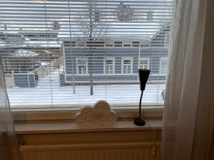 a window with a view of a building at Apartment Puistokatu in Kokkola