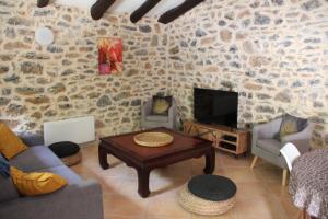 TV a/nebo společenská místnost v ubytování Maison de charme 3 étoiles dans les Cévennes avec terrasse et piscine privée