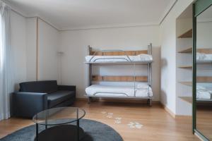 سرير أو أسرّة في غرفة في Hotel Urdanibia Park