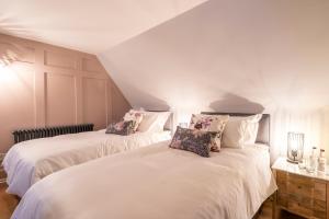 מיטה או מיטות בחדר ב-The Dinton Hermit