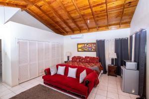 Кровать или кровати в номере 876 JA Oasis & Homestay - by Kingston Airport