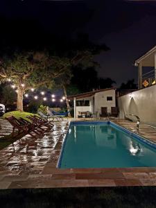 una piscina en un patio por la noche en Refúgio 755 en Florianópolis