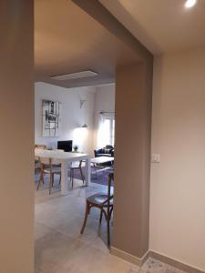 una sala da pranzo e un soggiorno con tavolo e sedie. di Apparts Et Lofts Bistrot Des Alpilles a Saint-Rémy-de-Provence