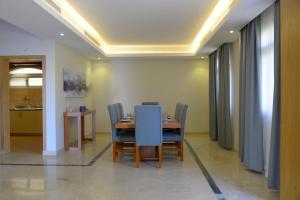 a dining room with a table and chairs at بيوت عطلات التلال الفاخرة للايؤاء السياحي altelal alfakhra holiday homes in Taif +52 photos
