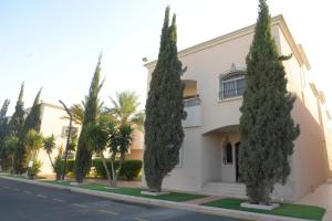 a building with trees in front of it at بيوت عطلات التلال الفاخرة للايؤاء السياحي altelal alfakhra holiday homes in Taif