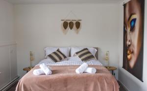 sypialnia z łóżkiem z dwoma ręcznikami w obiekcie Koffie- en eethuis de Heerlijckheid w mieście Nijmegen