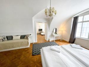 1 dormitorio con 2 camas y sala de estar en U Obecního dvora 3 - Old Town Apartment, en Praga