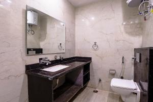 Koupelna v ubytování FabHotel Swess Grand