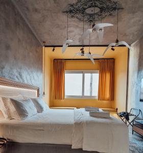 ein Schlafzimmer mit einem großen Bett und einem Fenster in der Unterkunft La mouette ermou street, Athens in Athen