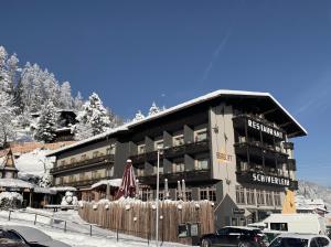 un bâtiment enneigé avec une station de ski dans l'établissement B&B Berglift direkt an der Talstation, à Bad Hofgastein