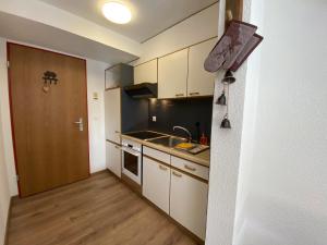 Kuchyň nebo kuchyňský kout v ubytování Haus Alpalin - adjacent studios 'Mischabel', cosy, central