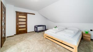 En eller flere senger på et rom på Apartamenty Sun & Snow Dom Sarnia 37