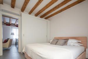 1 dormitorio con 1 cama blanca grande en una habitación en Luxury Garden Mansion R&R en Venecia