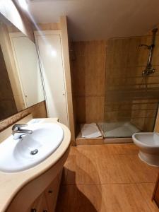 a bathroom with a sink, toilet and tub at Patacona Resort Apartments in Valencia