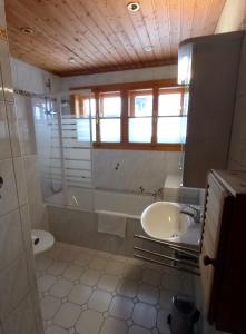 a bathroom with a sink and a tub and a toilet at Haus Familie Säckl in Altaussee