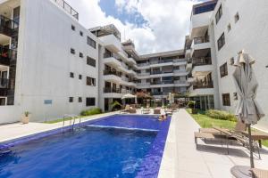 an exterior view of a building with a swimming pool at PÉ NA AREIA - 2 qt - 2 WC - PISCINA - wifi - garagem privativa in João Pessoa