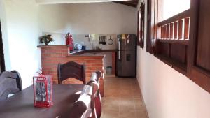 een keuken met een eettafel en een open haard bij Posada Villa Paula in Barichara