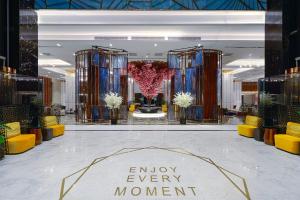 een lobby met een bord waarop staat: geniet van elk moment bij Kirman Calyptus Resort & SPA in Side