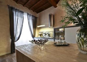 una cucina con bancone e vaso di Apartments Florence - Giglio santa trinita a Firenze