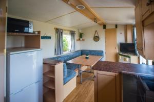 Köök või kööginurk majutusasutuses Waterfront 2 Bedroom MobilHome
