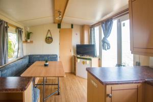 Gallery image of Waterfront 2 Bedroom MobilHome in Quartier dʼOrléans