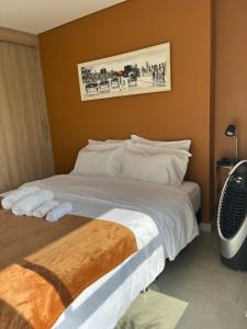 Una habitación de hotel con una cama con toallas. en Amplio Loft excelente ubicación norte de Armenia, en Armenia