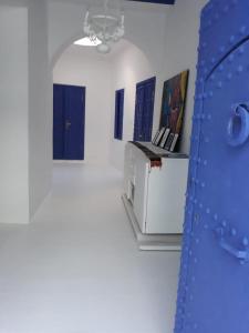 Villa Kenza في طنجة: غرفة بأبواب زرقاء على جدار