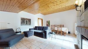 ein Wohnzimmer mit zwei Sofas und einem Tisch in der Unterkunft 5min. from the ski slopes Crans-Montana, 2 bedrooms, covered parking in Crans-Montana