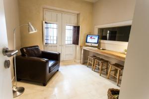 Telewizja i/lub zestaw kina domowego w obiekcie Hotel Boutique Elvira Plaza
