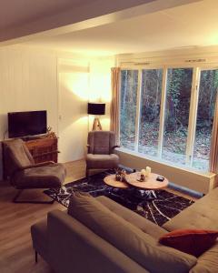 a living room with a couch and a table at www huis op de veluwe nl in Nunspeet