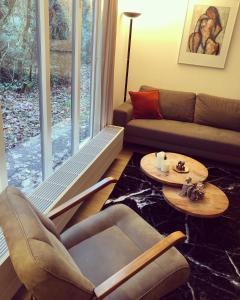 een woonkamer met een bank en een tafel bij www huis op de veluwe nl in Nunspeet