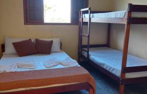 una habitación con dos literas y una ventana en Recanto Varandas Guararema, en Guararema