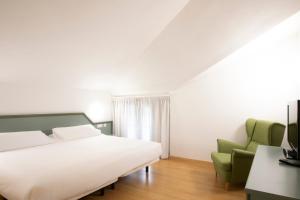 سرير أو أسرّة في غرفة في Hotel Urdanibia Park