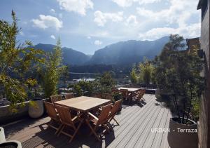 een houten terras met tafels en stoelen en bergen bij Acogedor Apartamento en Centro Internacional Bogotá in Bogota