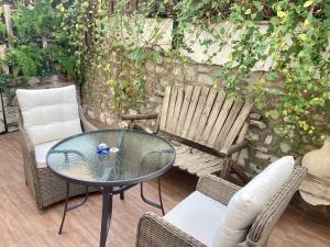 patio ze szklanym stołem i 2 krzesłami w obiekcie La Charola w mieście Úbeda