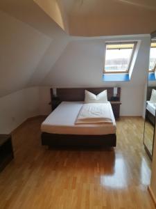Postel nebo postele na pokoji v ubytování Kolping-Hotel