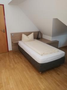 Postel nebo postele na pokoji v ubytování Kolping-Hotel