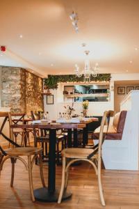 comedor con mesa y sillas en JT Abergwaun hotel, en Fishguard