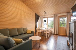 a living room with a couch and a table at Ski-Inn MastonAitio in Ruka