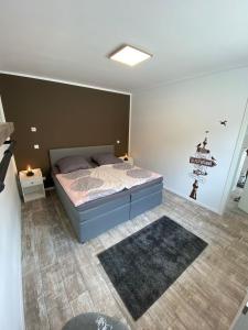 um quarto com uma cama e um tapete em Haus am Brunnen Wohnung 1 em Klosterkumbd