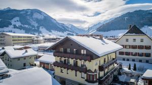 eine Stadt voller Schnee mit Bergen im Hintergrund in der Unterkunft Sporthotel Kitz in Bruck an der Großglocknerstraße