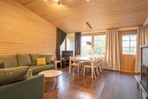 a living room with a couch and a table at Ski-Inn MastonAitio in Ruka