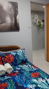 Schlafzimmer mit einem Bett mit Wandgemälde in der Unterkunft Casa Erelle -1 Bedroom guest house #2 in Antipolo