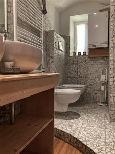 een badkamer met een wastafel en een toilet bij Casa Gialla in Varena